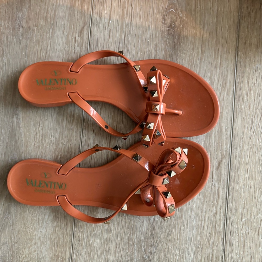 Valentino Garavani Rubber Rockstud Thongs. Gently worn.